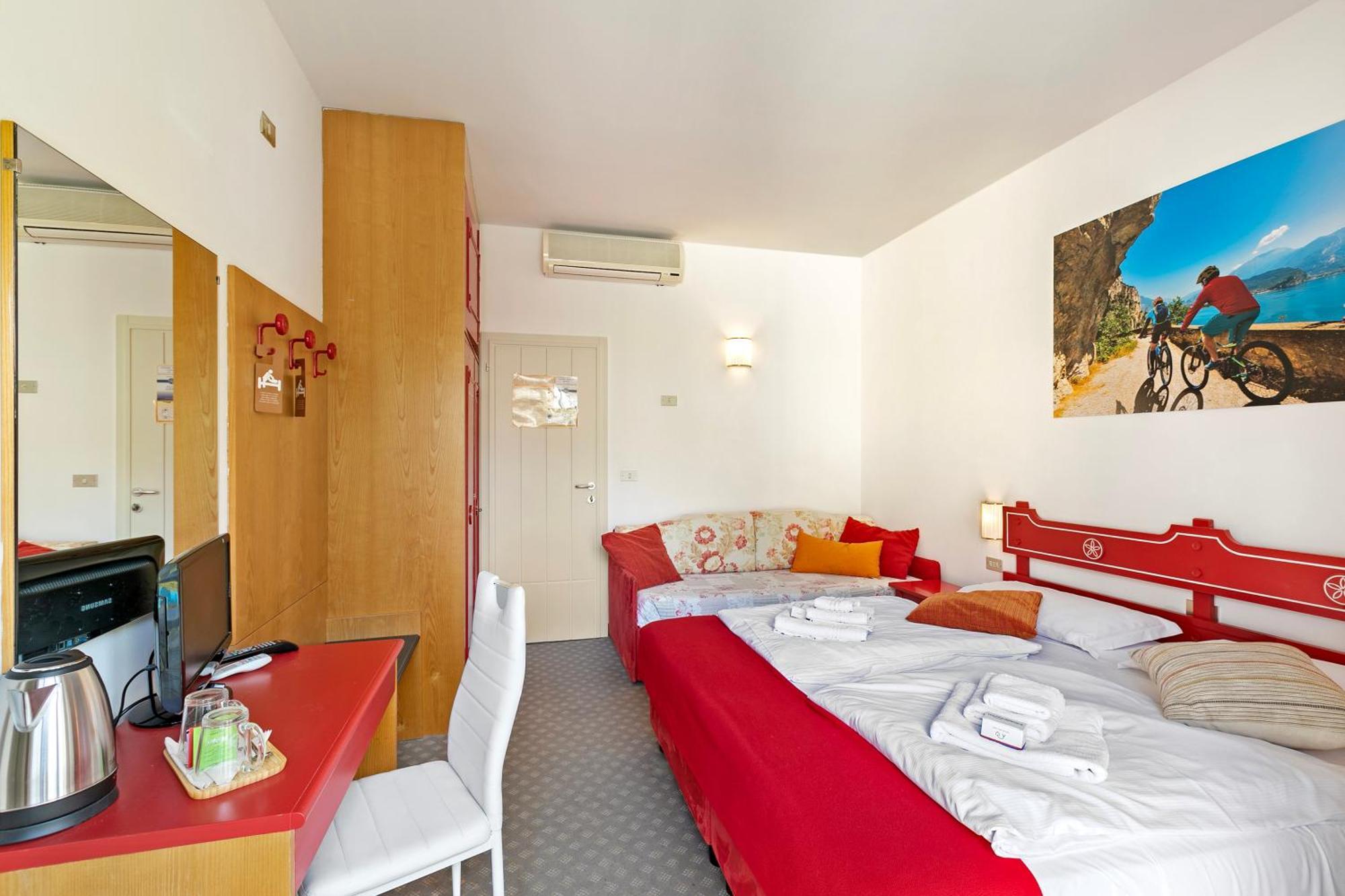 Bike & Wind Hotel Villa Maria Torbole Sul Garda Exteriör bild