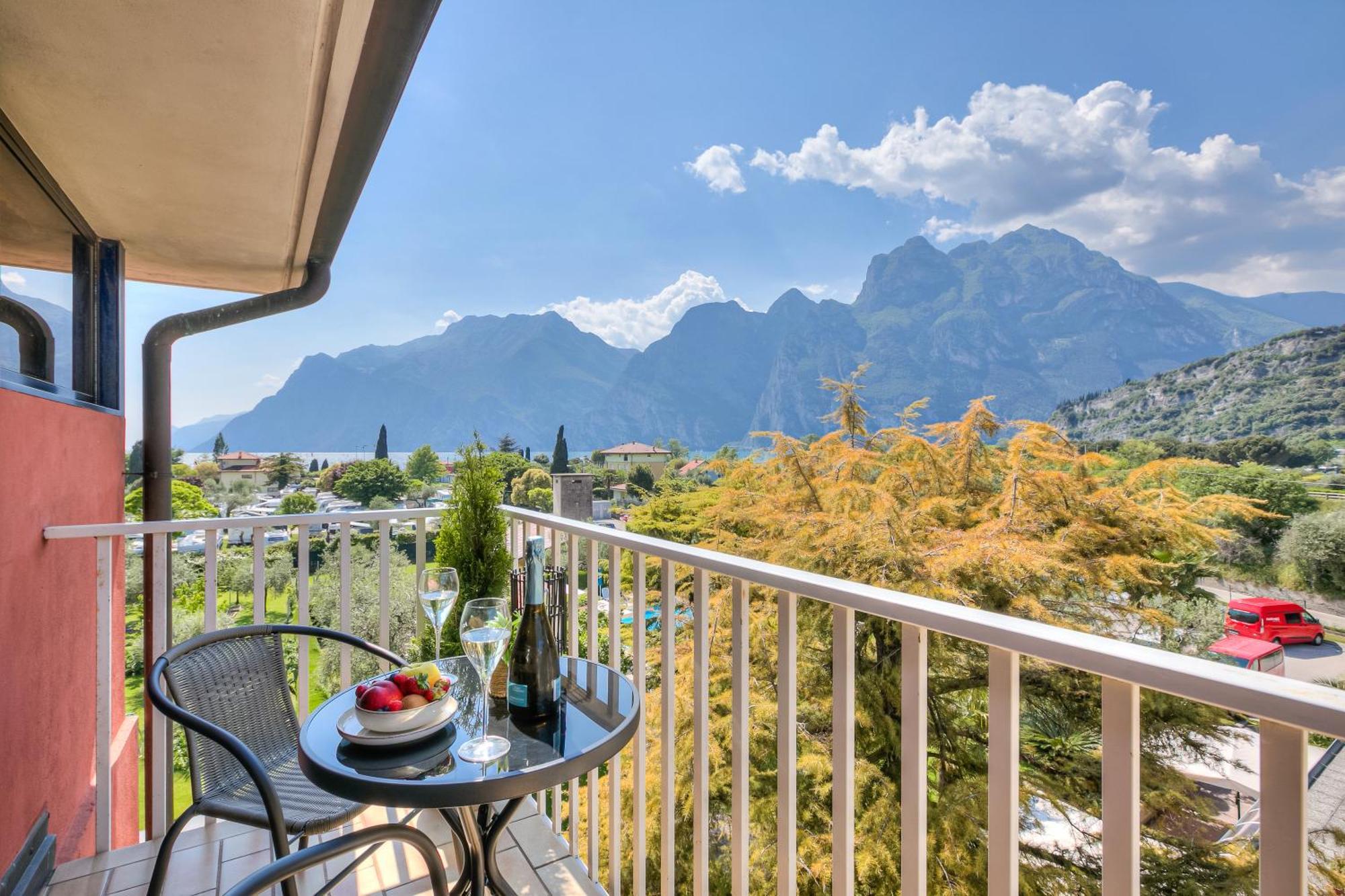 Bike & Wind Hotel Villa Maria Torbole Sul Garda Exteriör bild